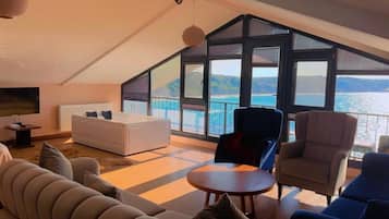 Elite Studio Suite, Bay View, Overwater | Premium bedding, minibar, in-room safe, individually decorated