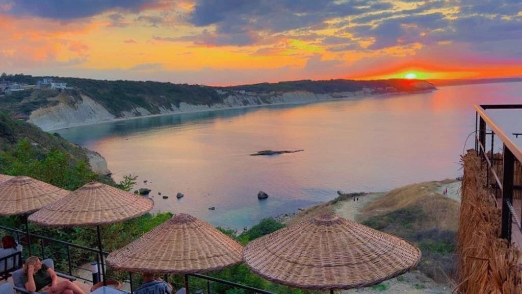 Habitación clásica, 1 cama doble, vistas al mar, sobre el agua | Ropa de cama de alta calidad, minibar, caja fuerte