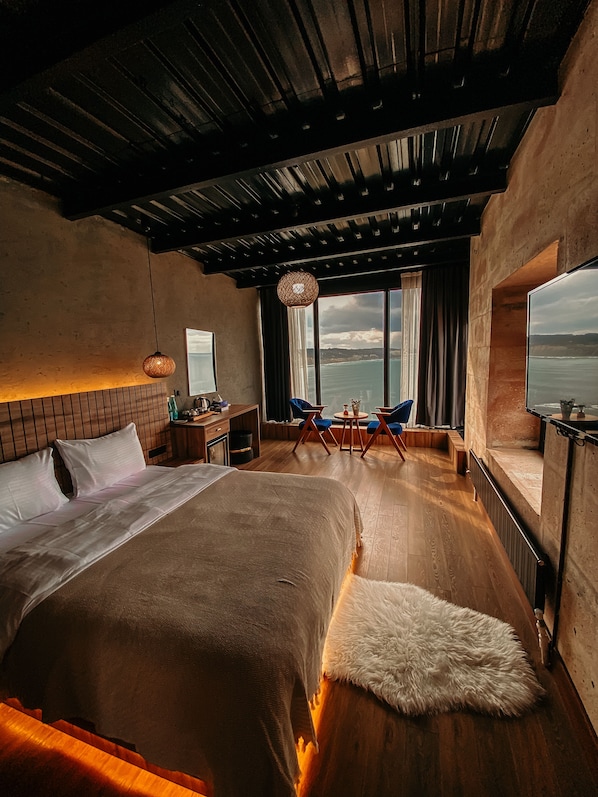 Studio Panoramique, 1 lit double, vue mer, sur l'eau | Literie de qualité supérieure, minibar, coffres-forts dans les chambres