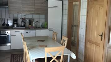 Kühlschrank, Mikrowelle, Herdplatte, Geschirrspüler