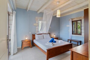 2 quartos, ferros/tábuas de passar roupa, berço de viagem