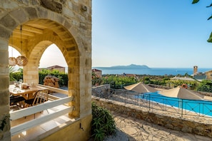 Outdoor dining - 	Villa Thalia St George Retreat BY APOKORONAS-VILLAS (Kokkino Chorio)