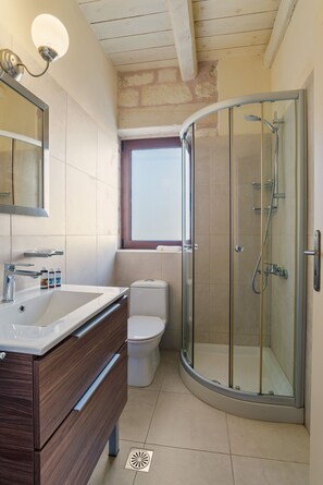 Secador de cabelo, toalhas de banho, sabonete, shampoo