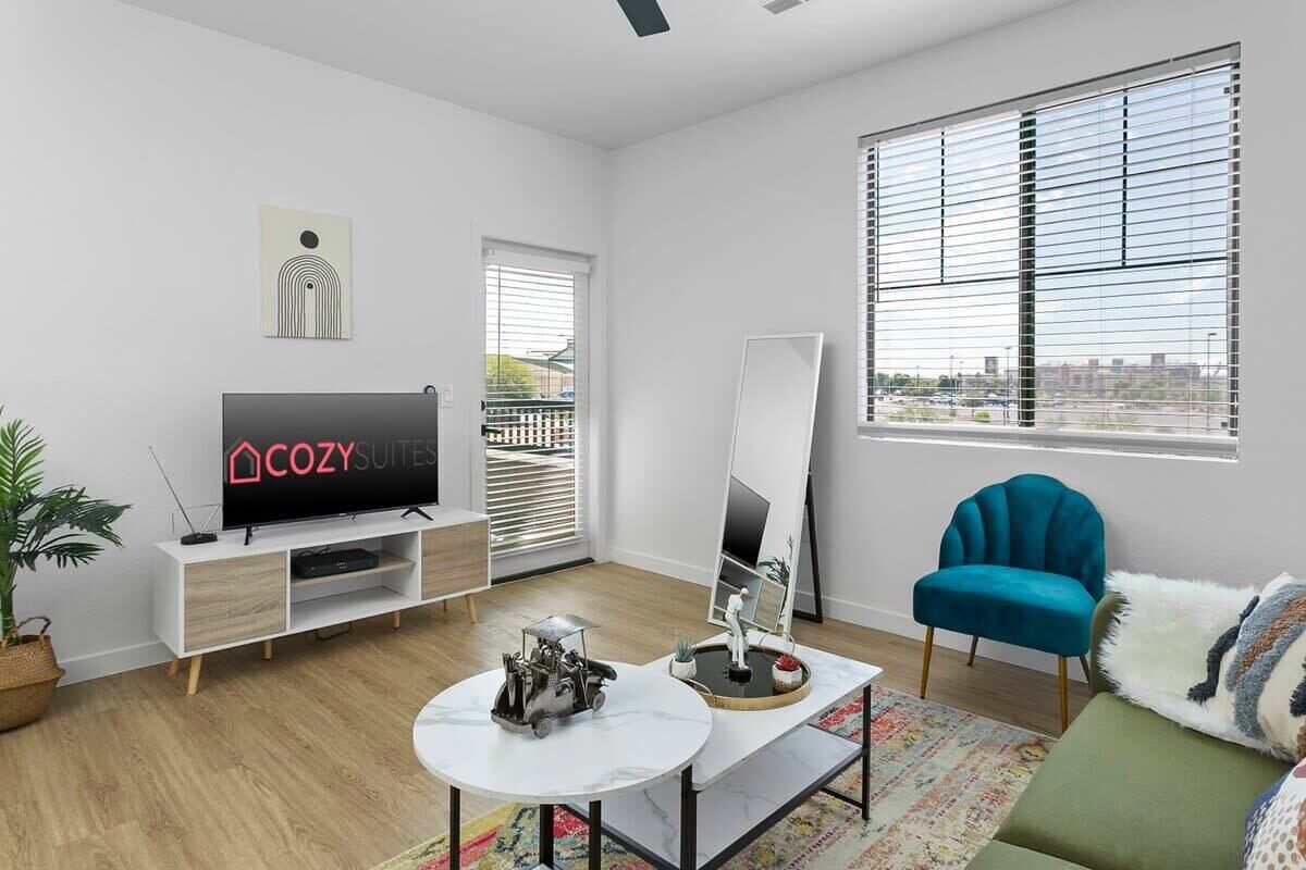 CozySuites Glendale by the stadium w/ pool! 08