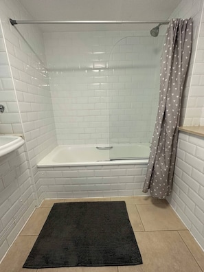 Apartment, 1 Bedroom, Balcony | Bathroom