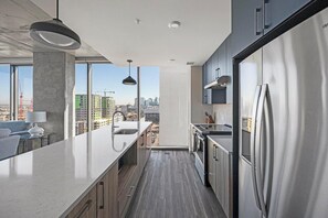 Frigorifero, tavolo da pranzo