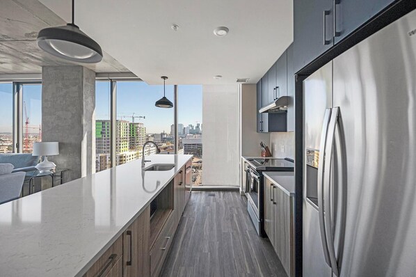 Frigorifero, tavolo da pranzo