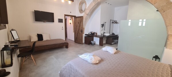 1 slaapkamer, een bureau, een strijkplank/strijkijzer, wifi