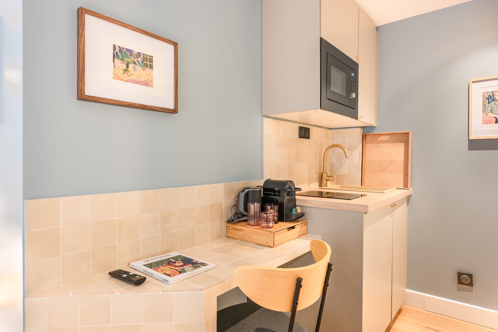 Réfrigérateur, micro-ondes, plaque de cuisson, cafetière/bouilloire