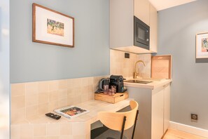 Kjøleskap, mikrobølgeovn, kokeplater og kaffetrakter/tekoker