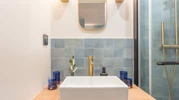 Douche, sèche-cheveux, serviettes fournies, savon