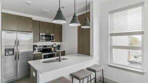 Kjøleskap og spisebord