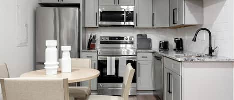 Kühlschrank, Esstisch