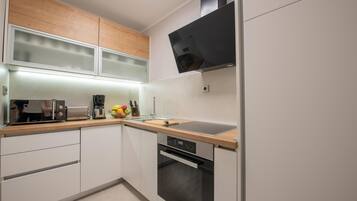 Fridge, oven, dishwasher, coffee/tea maker