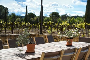 تناول الطعام بالخارج