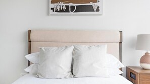 1 dormitorio, escritorio, tabla de planchar con plancha y wifi