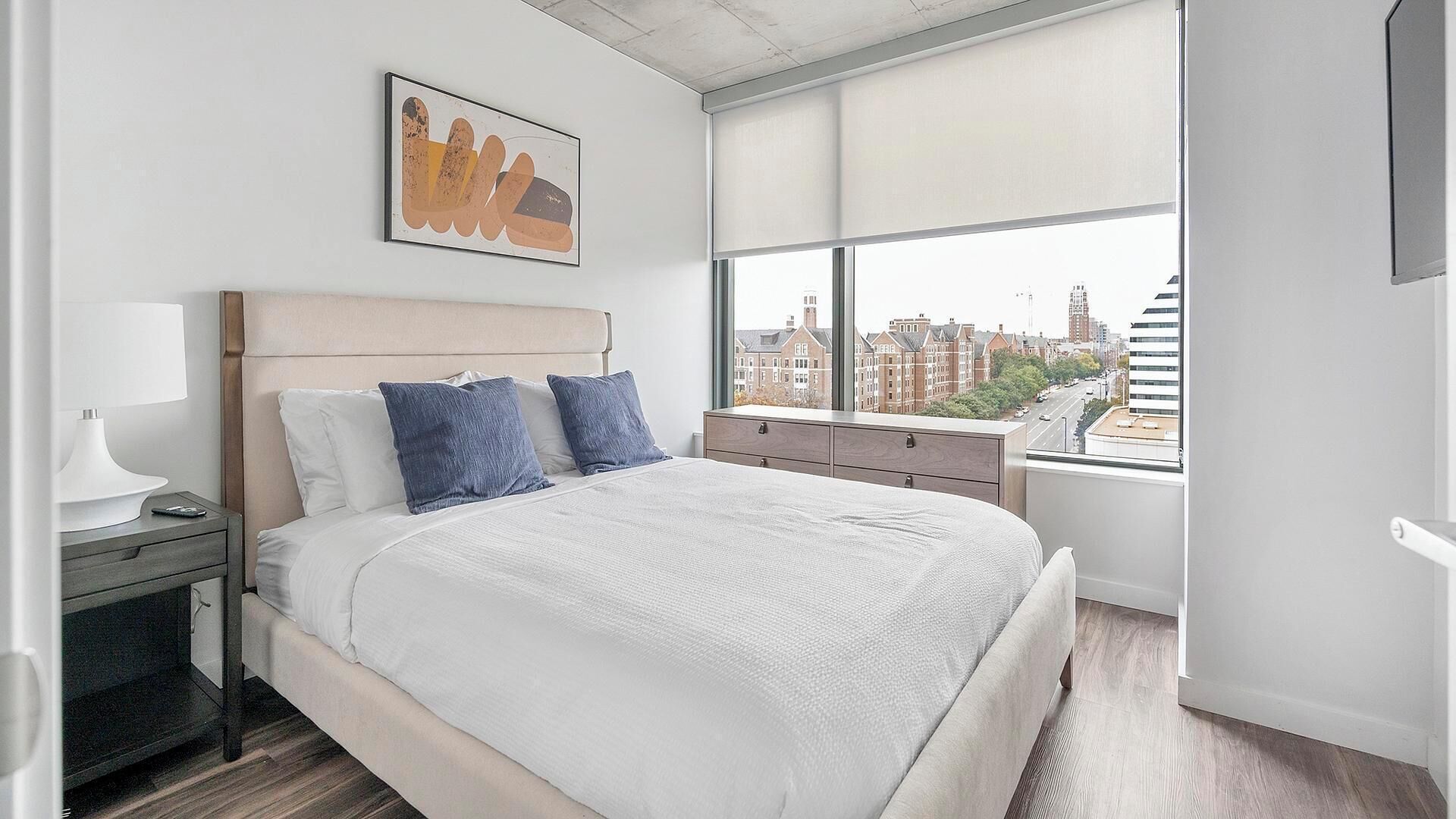 1 habitación, escritorio, tabla de planchar con plancha y internet 
