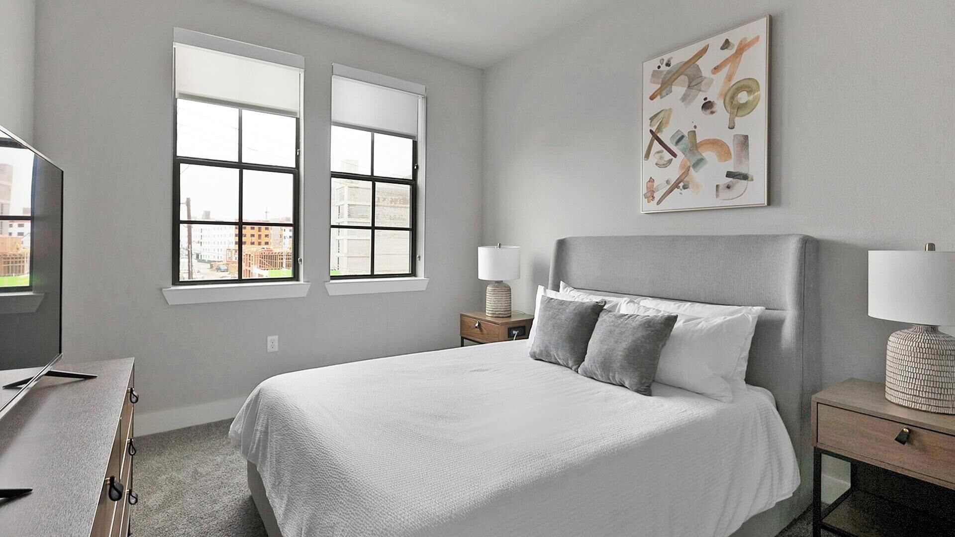 2 soverom, skrivebord, strykejern/-brett og internettilgang