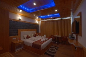 Decoración personalizada, muebles diferentes, escritorio y wifi gratis 