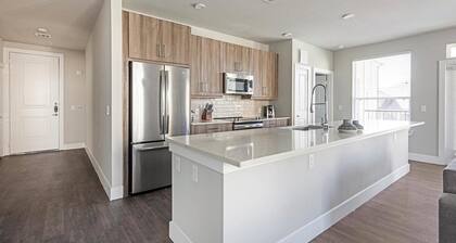 Landing | Beautiful 2BD, Pool, Gym