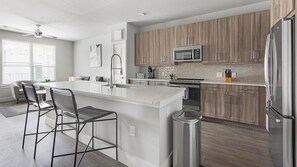 Frigorifero, tavolo da pranzo