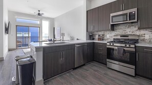 Réfrigérateur, table de salle à manger