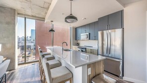 Frigorifero, tavolo da pranzo