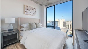 2 soverom, skrivebord, strykejern/-brett og wi-fi