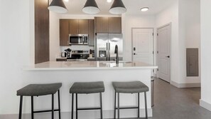 Réfrigérateur, tables à manger