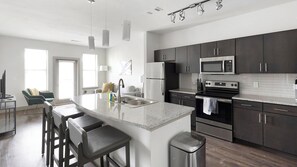 Refrigerador y comedor 