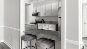 Réfrigérateur, tables à manger