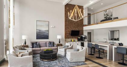 Landing | Chic 1BD, Gym, Pool