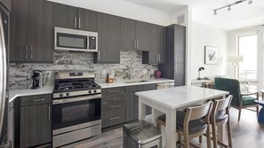 Frigorífico y mesa de comedor