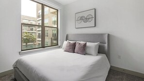 1 dormitorio, escritorio, tabla de planchar con plancha y wifi