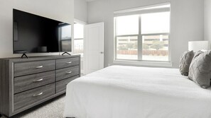 2 bedrooms, desk, iron/ironing board, WiFi