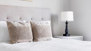 2 bedrooms, desk, iron/ironing board, WiFi - Landing | Spectacular 2BD, Pool, Gym (Homewood)