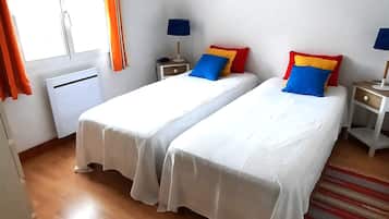 2 chambres, coffres-forts dans les chambres, fer et planche Ă repasser