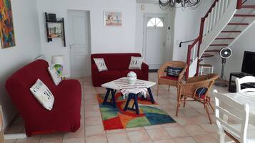 Télévision, lecteur de DVD, livres, chaîne hi-fi