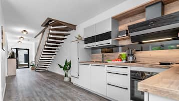 Frigorífico, microondas, horno y placa de cocina