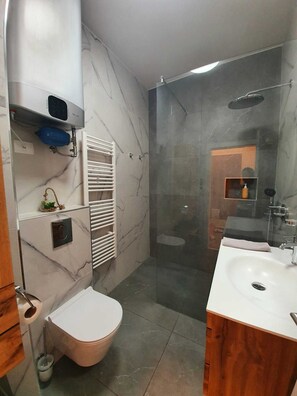 Dusche, Haartrockner, Hausschuhe, Handtücher