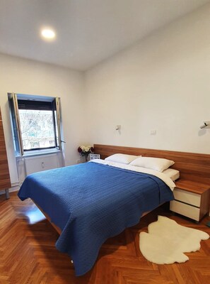 1 bedroom, desk, WiFi, bed sheets