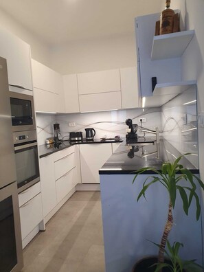 Mikrobølgeovn, ovn, oppvaskmaskin og kaffetrakter/tekoker