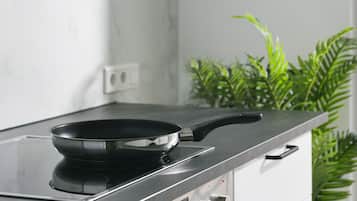 Kylskåp, mikrovågsugn, ugn och spishäll