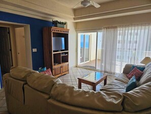 Een televisie en een tafeltennistafel