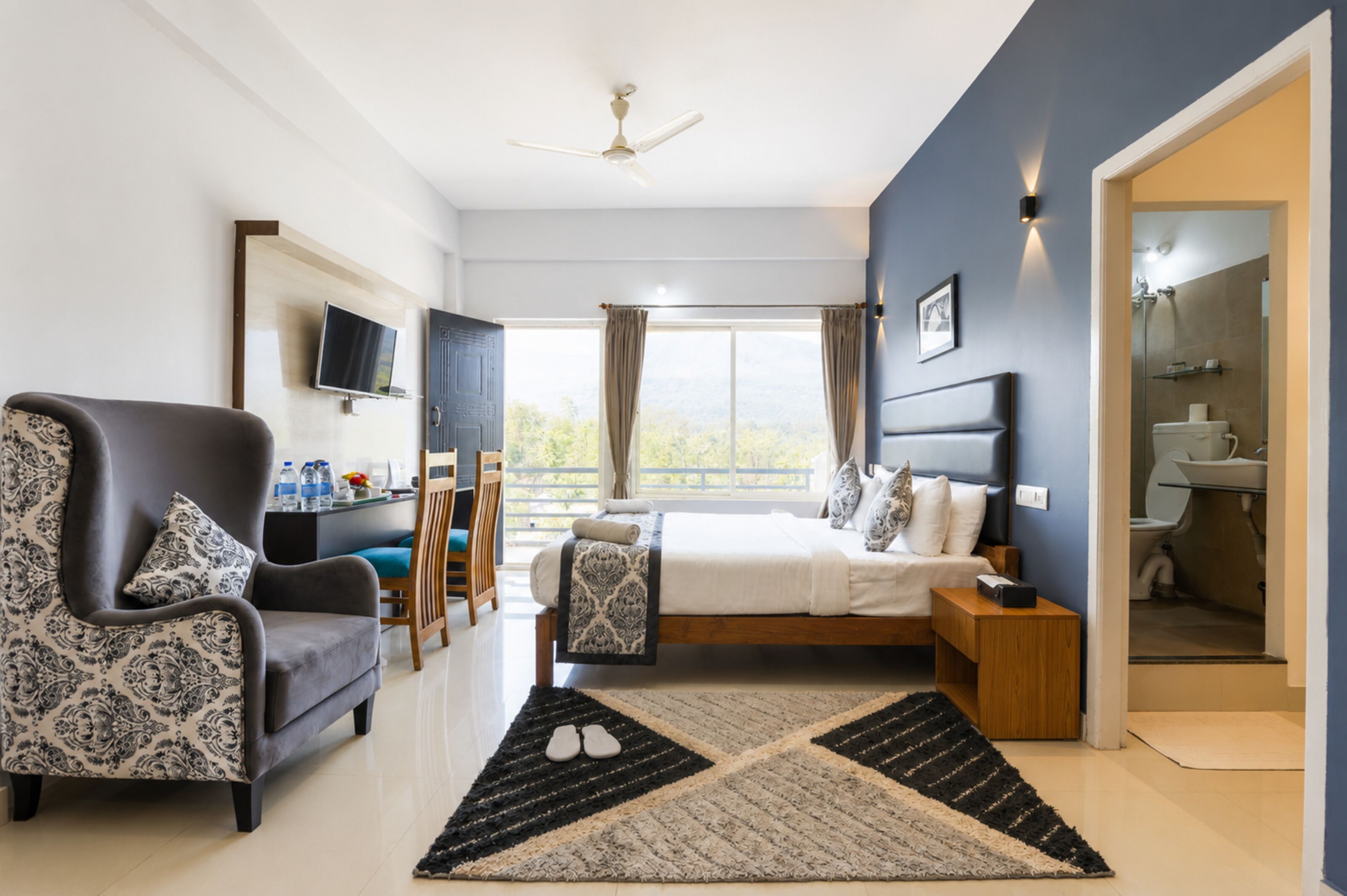Hill View | In-room safe, desk, soundproofing, WiFi (free)