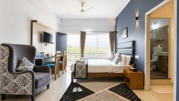Hill View | In-room safe, desk, soundproofing, WiFi (free)