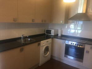 Micro-ondes, four, plaque de cuisson, lave-vaisselle
