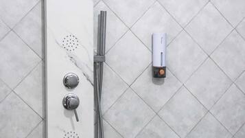 Haartrockner, Bidet, Handtücher, Seife