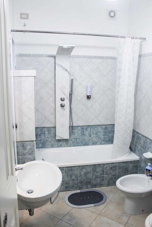 Haartrockner, Bidet, Handtücher, Seife