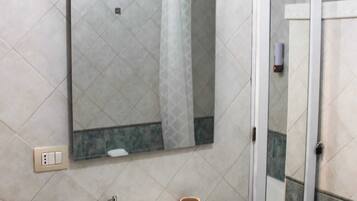 Asciugacapelli, bidet, asciugamani, sapone